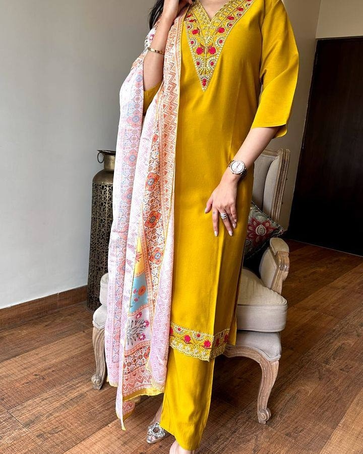 Kurta with hand with Embroidery work detailing on women's printed cotton kurta pant or dupatta set(NFRD461)