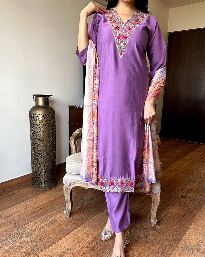 Kurta with hand with Embroidery work detailing on women's printed cotton kurta pant or dupatta set(NFRD461) (01)