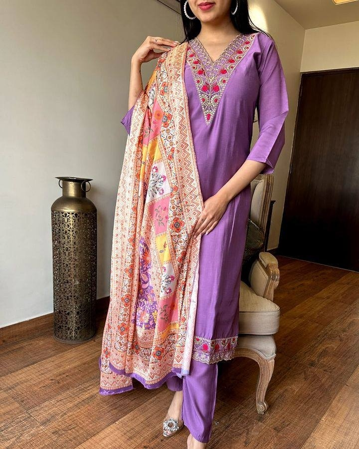Kurta with hand with Embroidery work detailing on women's printed cotton kurta pant or dupatta set(NFRD461) (01)
