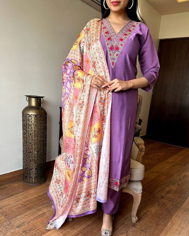 Kurta with hand with Embroidery work detailing on women's printed cotton kurta pant or dupatta set(NFRD461) (01)
