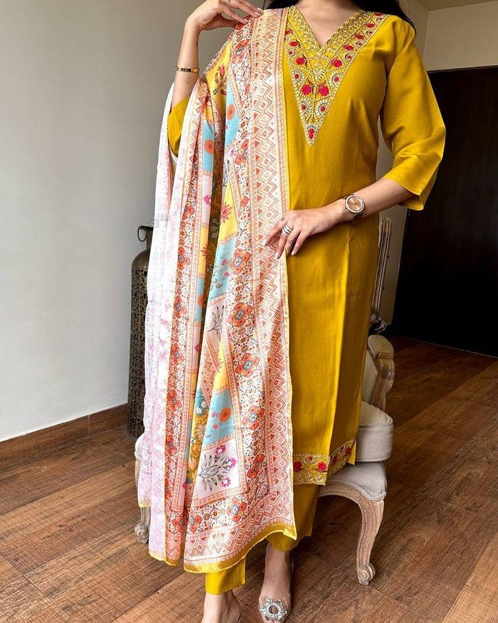 Kurta with hand with Embroidery work detailing on women's printed cotton kurta pant or dupatta set(NFRD461)