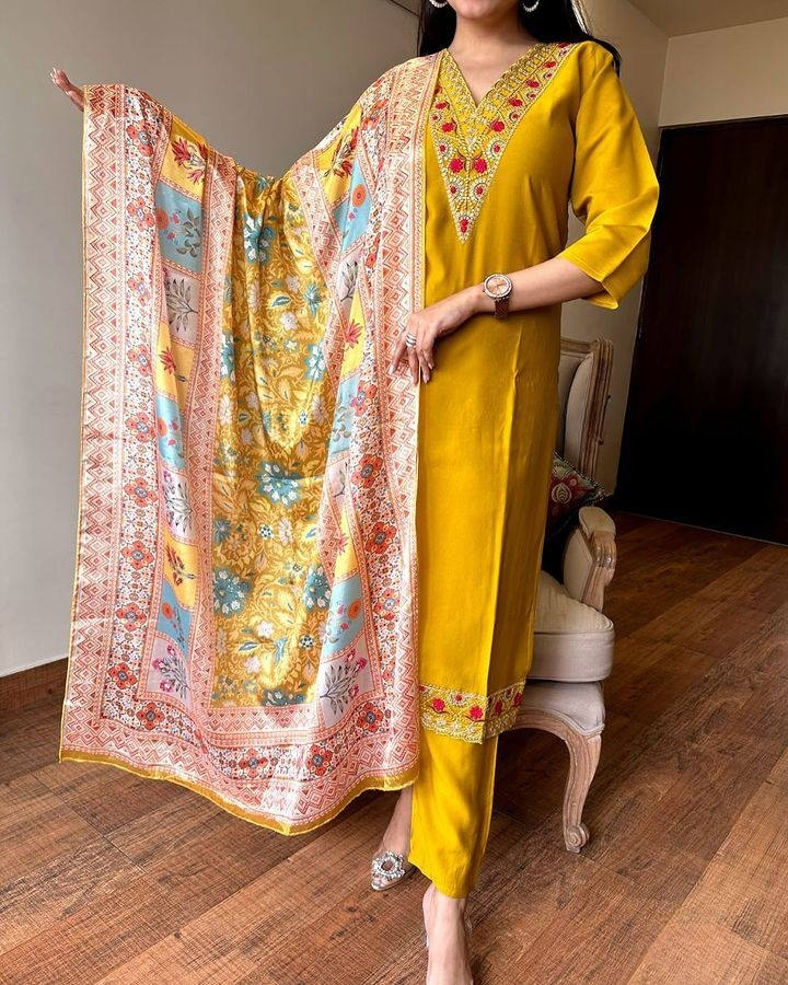 Kurta with hand with Embroidery work detailing on women's printed cotton kurta pant or dupatta set(NFRD461)