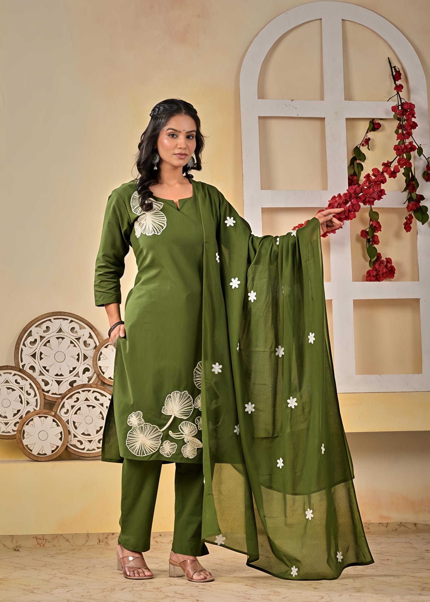 Featuring beautiful Heavy Set which is beautifully decorated All over Handwork🪡on suit and digital print. (SWRK04)