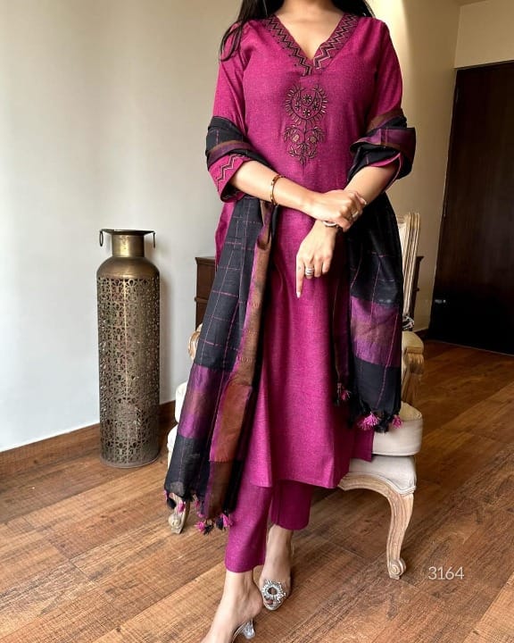 Beautiful premium quality linen duppata enclosed with heavy tassel work on duppata(SWRED33)