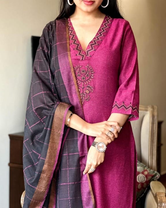 Beautiful premium quality linen duppata enclosed with heavy tassel work on duppata(SWRED33)
