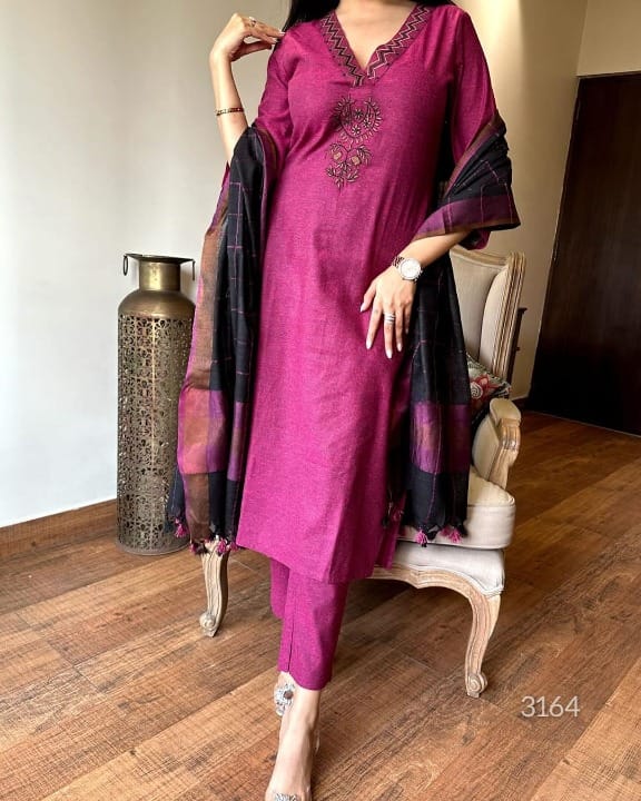 Beautiful premium quality linen duppata enclosed with heavy tassel work on duppata(SWRED33)