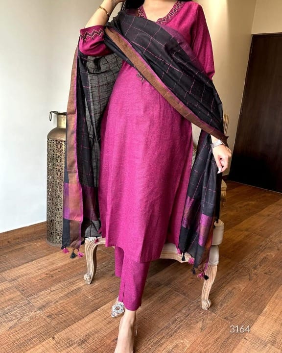 Beautiful premium quality linen duppata enclosed with heavy tassel work on duppata(SWRED33)