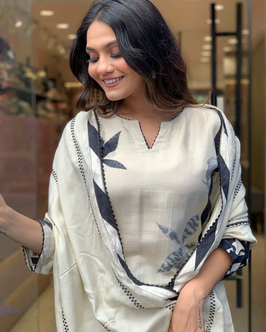 Featuring Fully Elegant Pure Muslin Suit Set Which is Beautifully Decorated With Beautiful Flower Print And Lace Detailing.(WARED14)