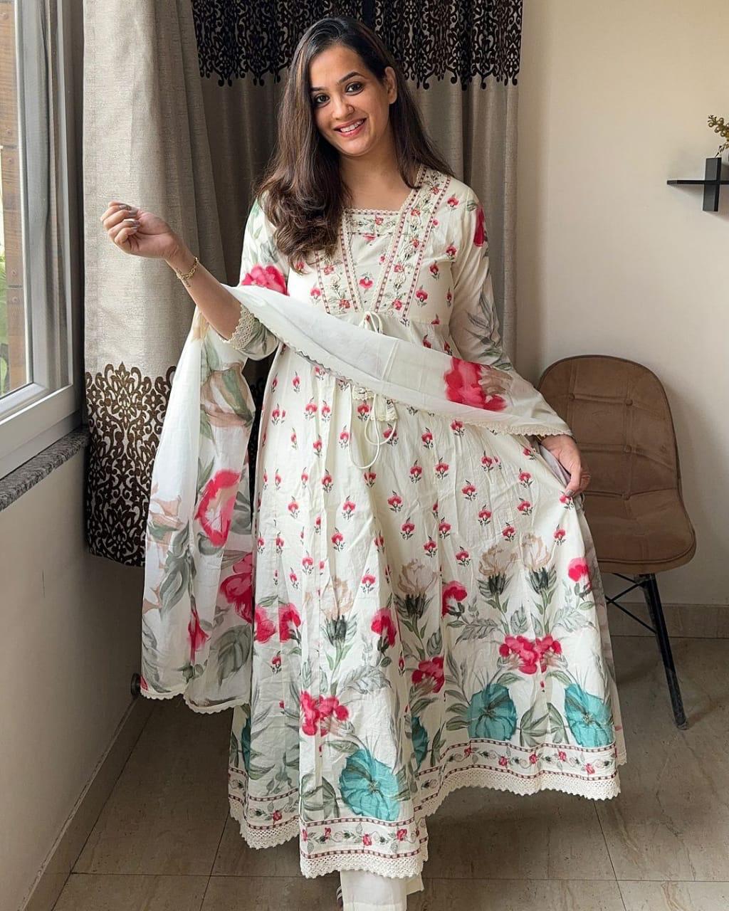 Look straight out of a dreamy movie set as you turn around and walk in this elegant flaired suit ! The perfect of traditional wear(WARED256)