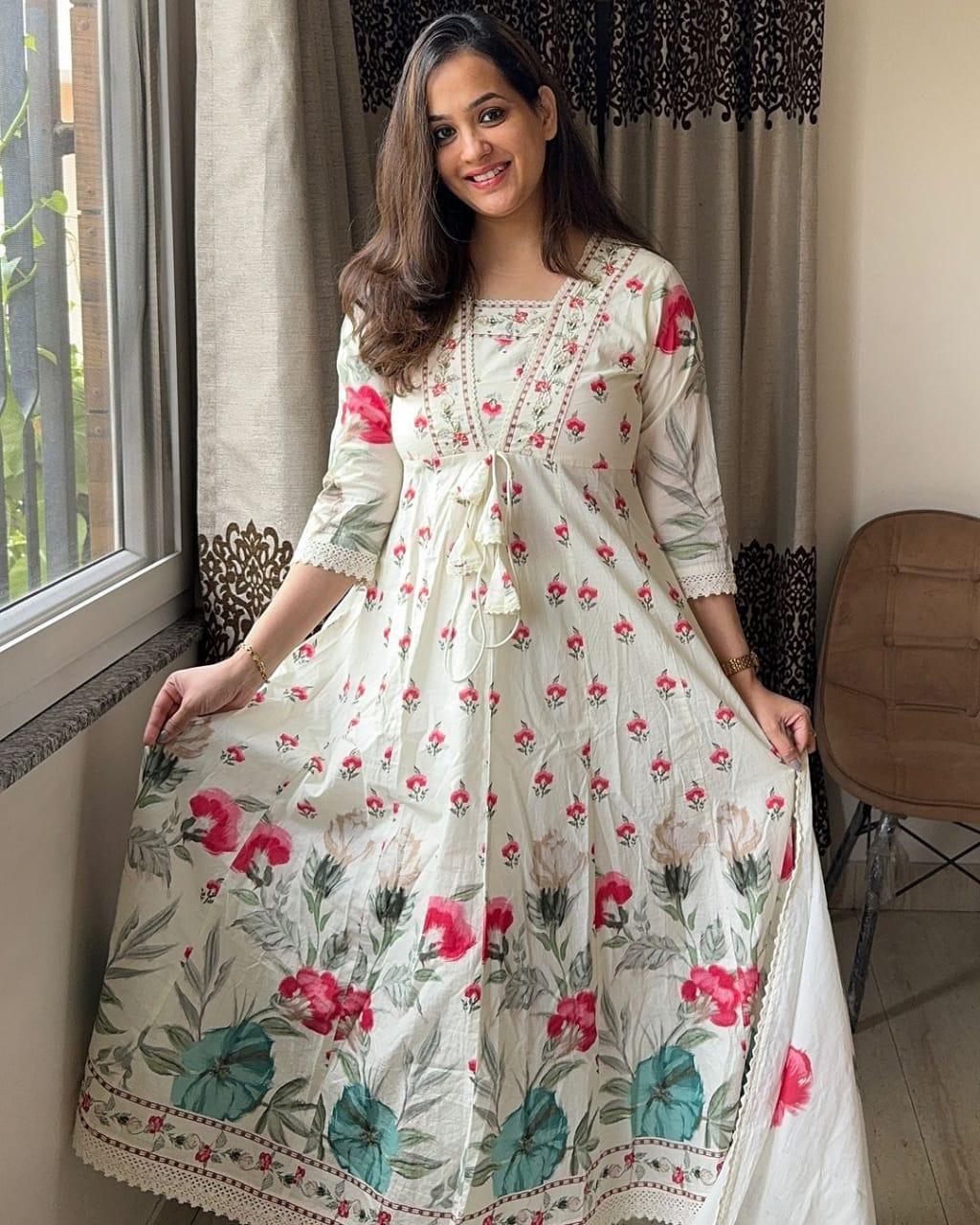 Look straight out of a dreamy movie set as you turn around and walk in this elegant flaired suit ! The perfect of traditional wear(WARED256)