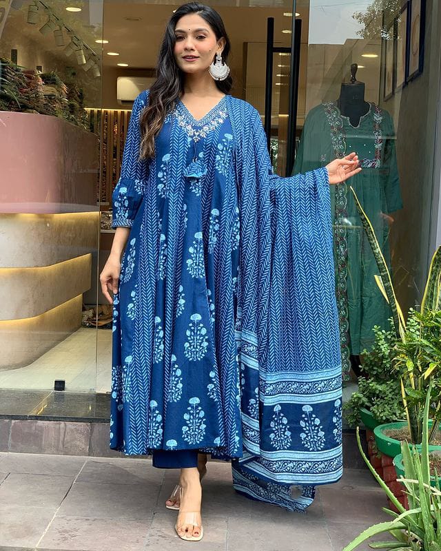 Enjoy your festival 🌞with our Very Beautiful 3ps Set For Anarkali suit 🪡 🪡 🪡 🌸.(WARED243)