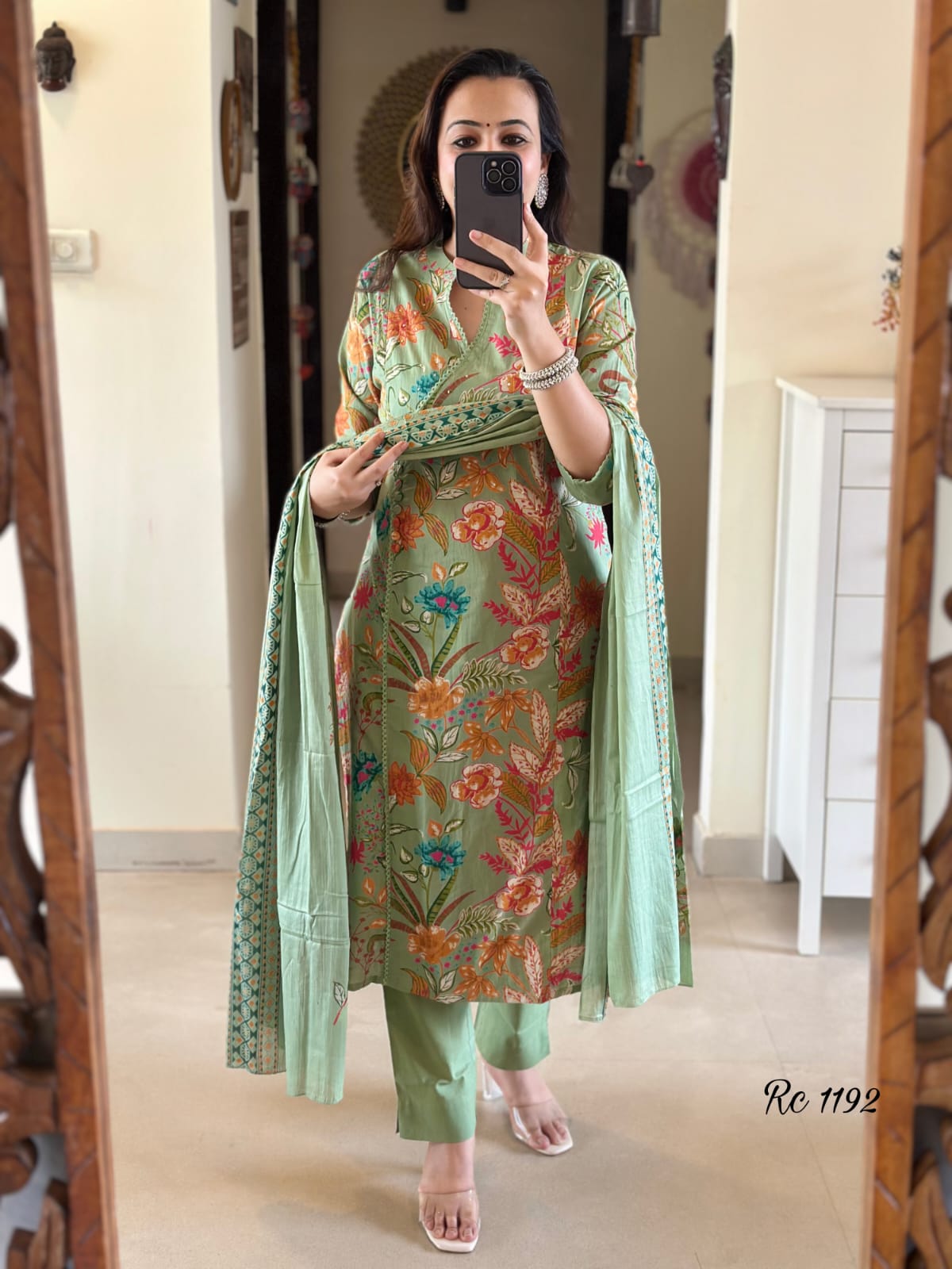 Featuring beautiful Heavy Suit Set which is beautifully decorated with handwork weaving and prints. It is paired with matching pants and dupatta. (WARED77)