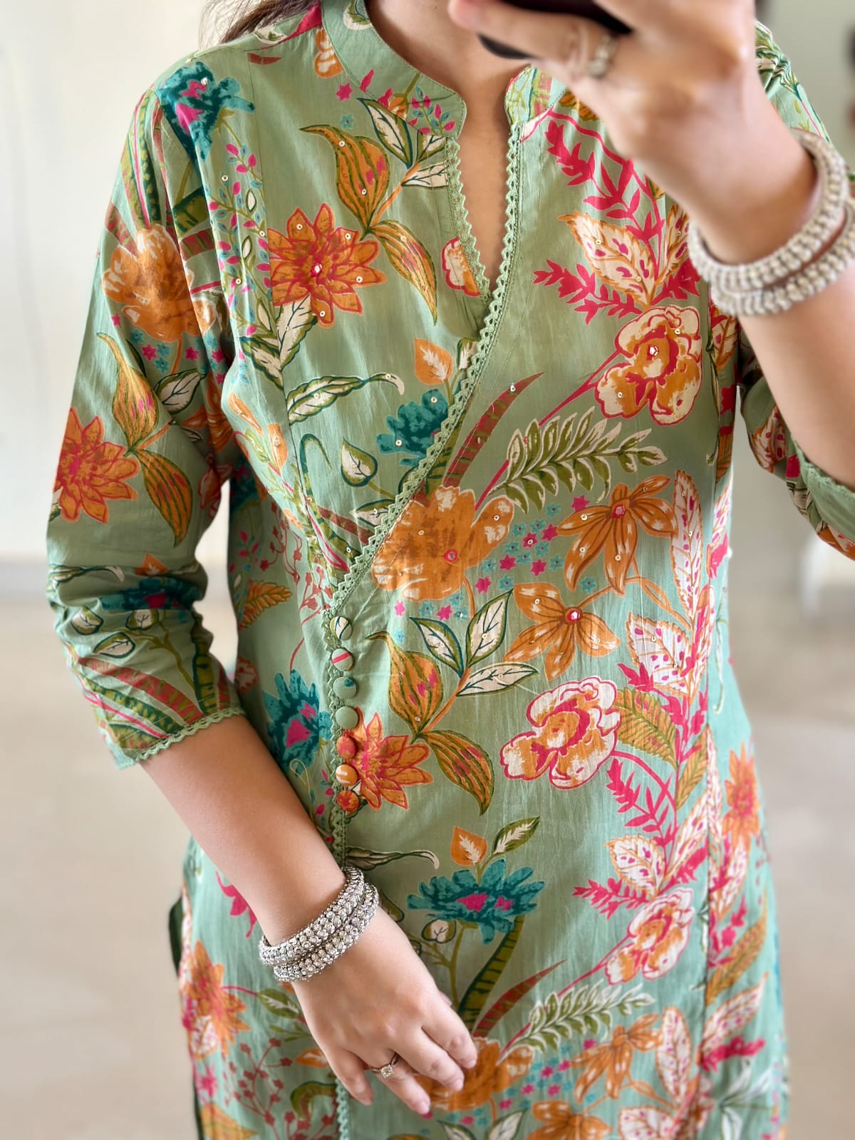 Featuring beautiful Heavy Suit Set which is beautifully decorated with handwork weaving and prints. It is paired with matching pants and dupatta. (WARED77)