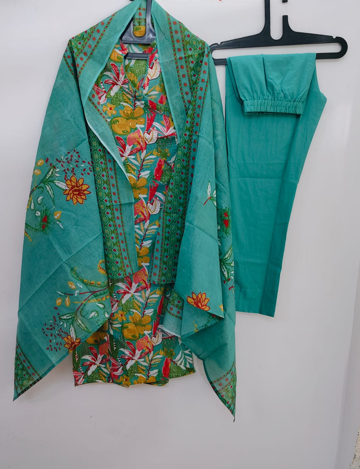 Featuring beautiful Heavy Suit Set which is beautifully decorated with handwork weaving and prints. It is paired with matching pants and dupatta. (WARED77)