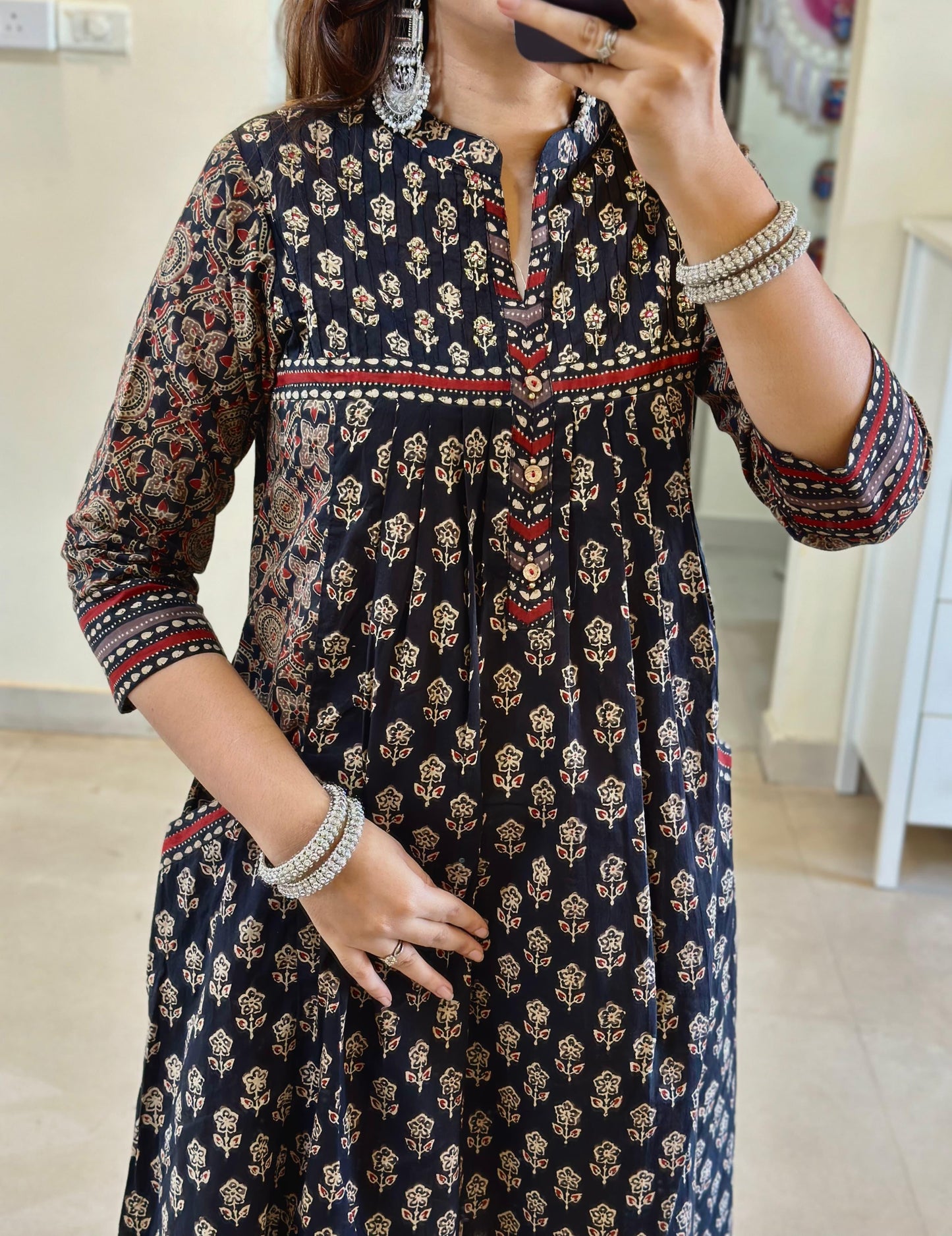 Look straight out of a dreMakes an enticing appearance at traditional events by wearing this handloom cotton kurta pant and khadi silk Dupatta set(WARED06)