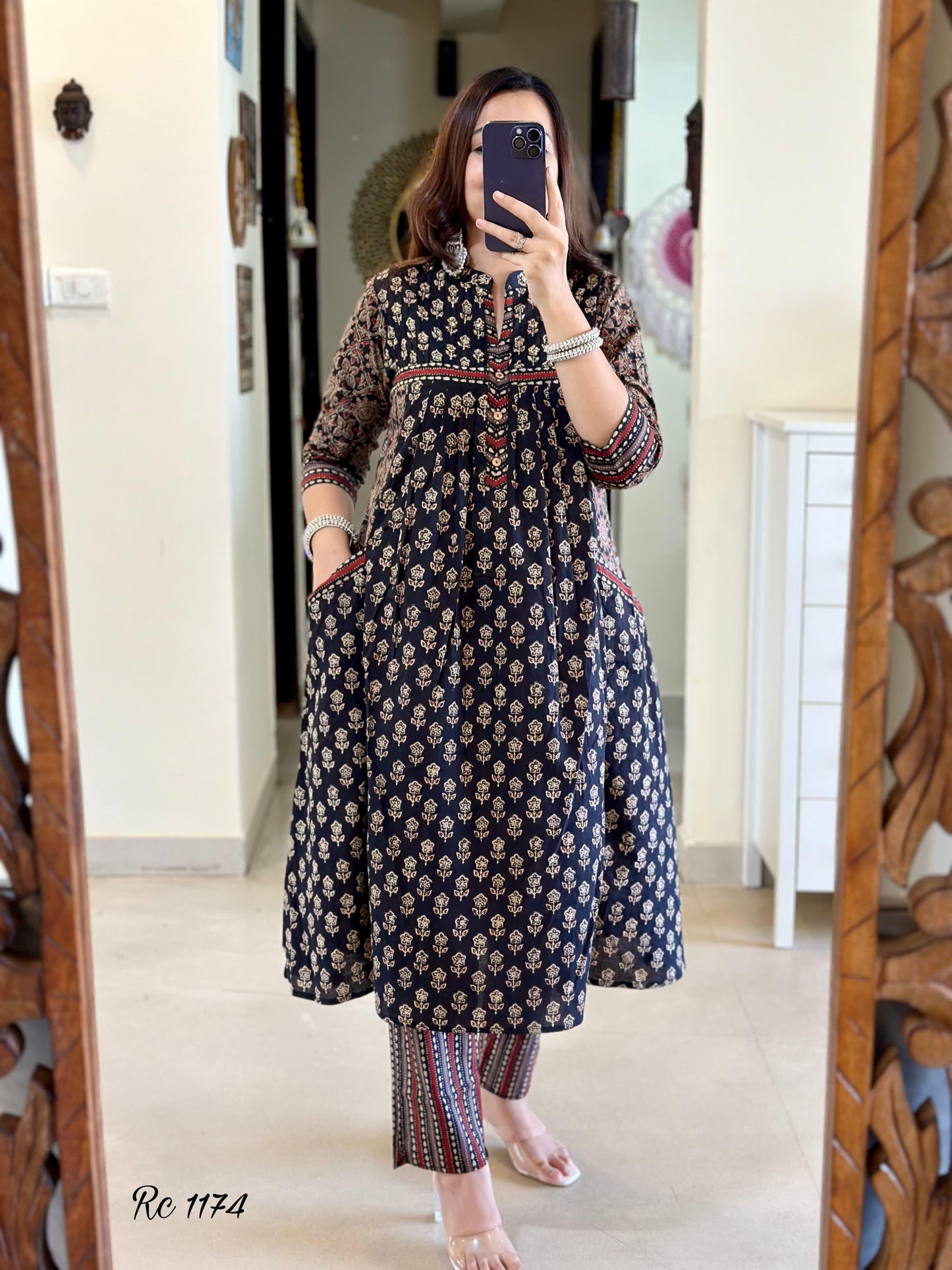 Look straight out of a dreMakes an enticing appearance at traditional events by wearing this handloom cotton kurta pant and khadi silk Dupatta set(WARED06)