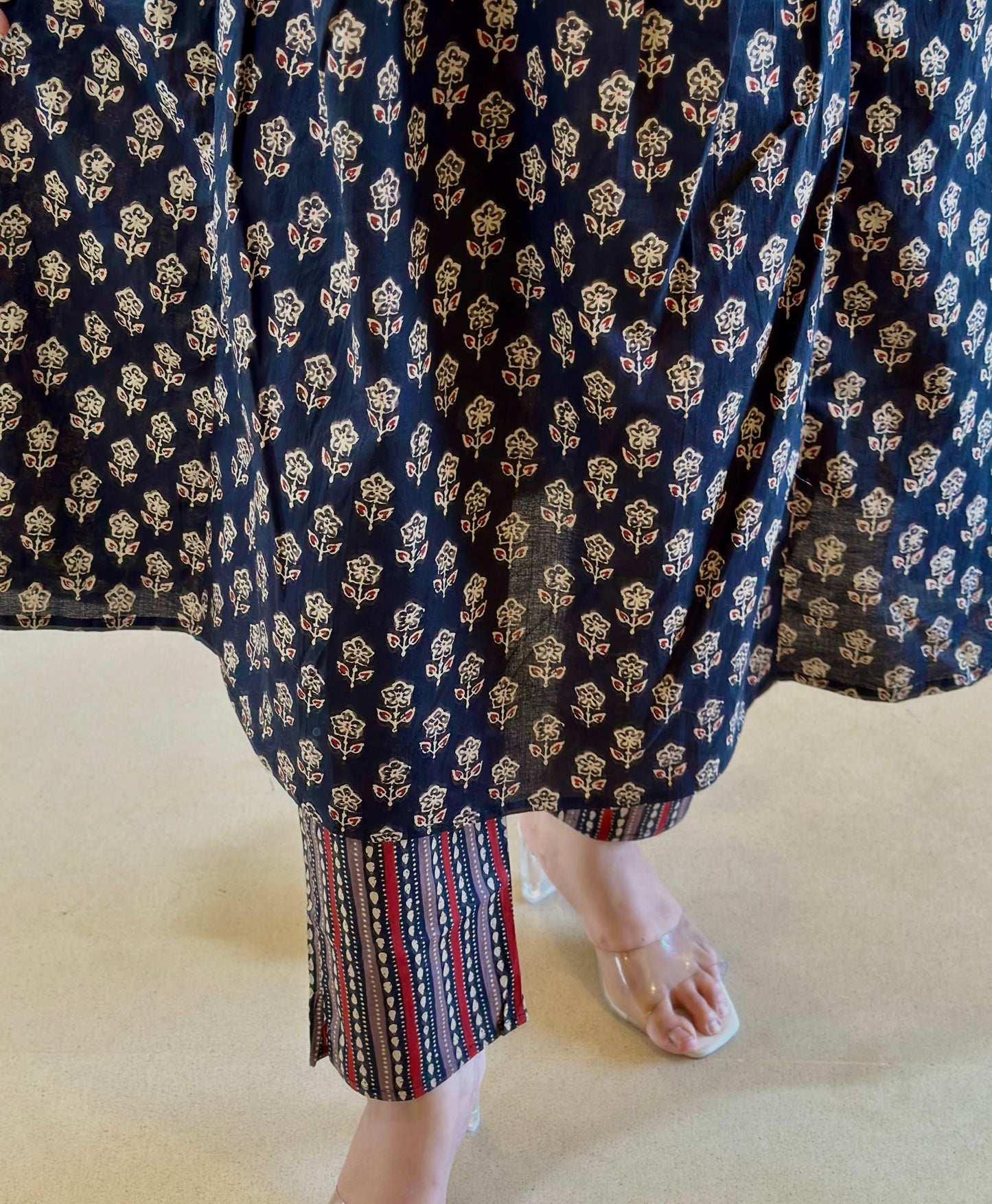 Look straight out of a dreMakes an enticing appearance at traditional events by wearing this handloom cotton kurta pant and khadi silk Dupatta set(WARED06)