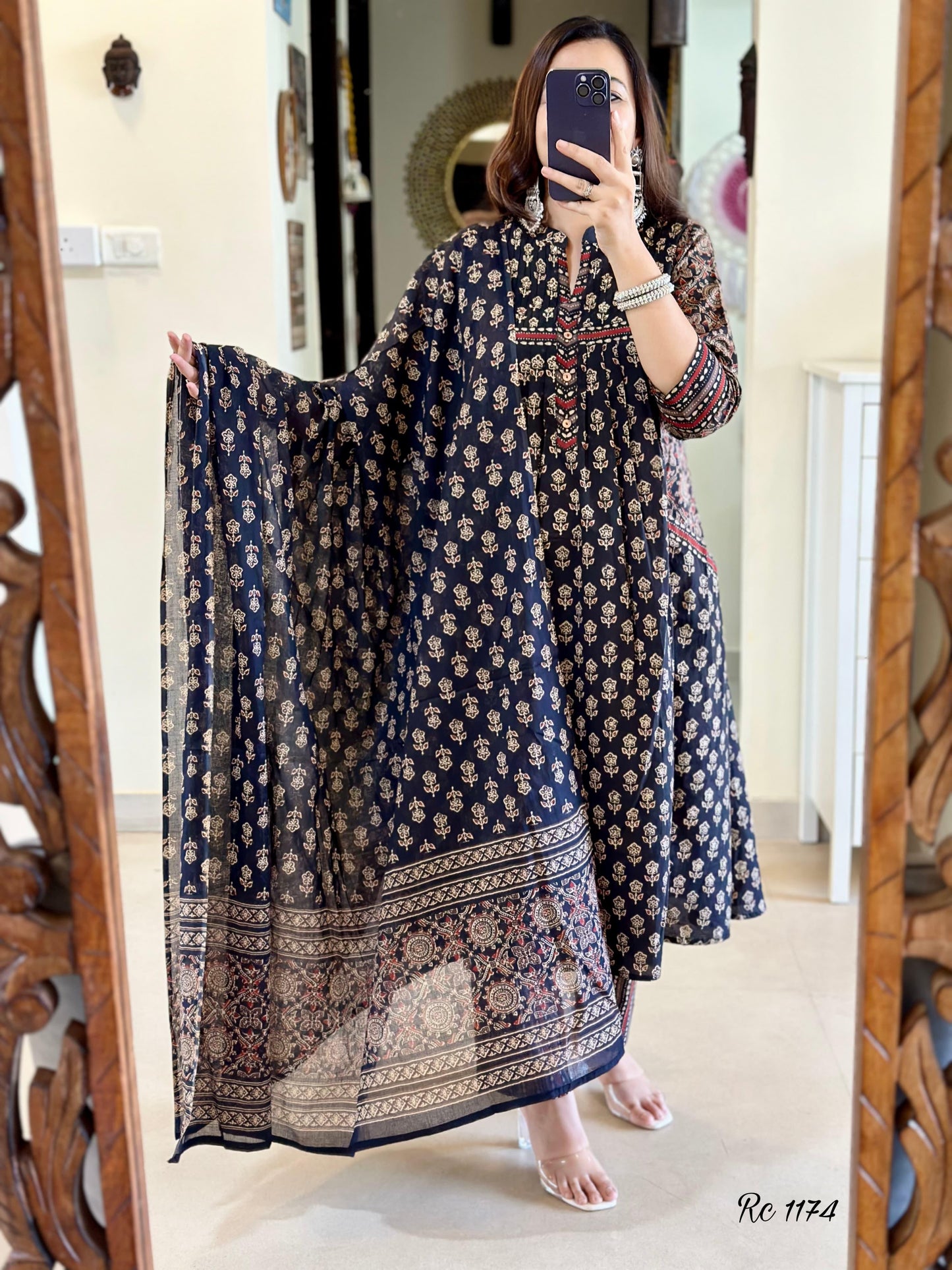 Look straight out of a dreMakes an enticing appearance at traditional events by wearing this handloom cotton kurta pant and khadi silk Dupatta set(WARED06)