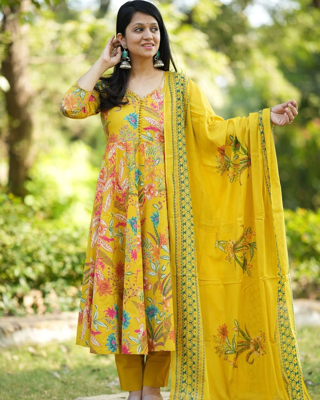 Look straight out of a dreamy movie set as you turn around and walk in this elegant flaired suit ! (WARED84)