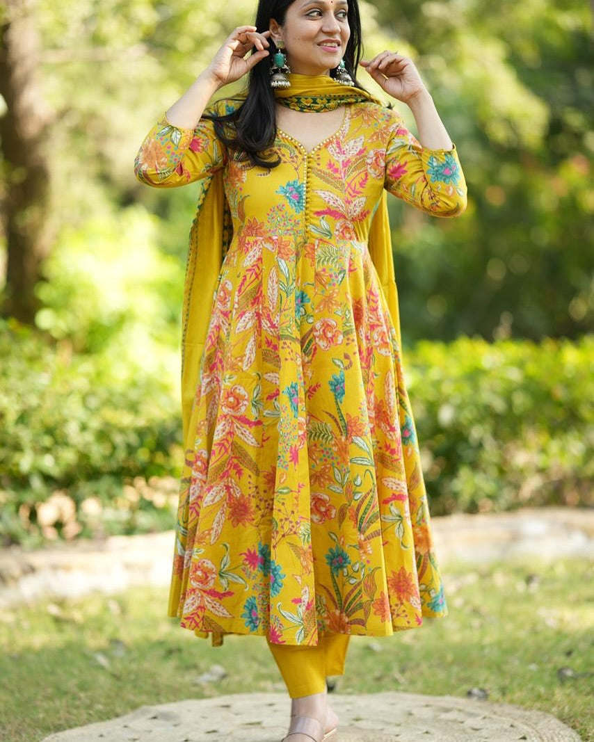 Look straight out of a dreamy movie set as you turn around and walk in this elegant flaired suit ! (WARED84)