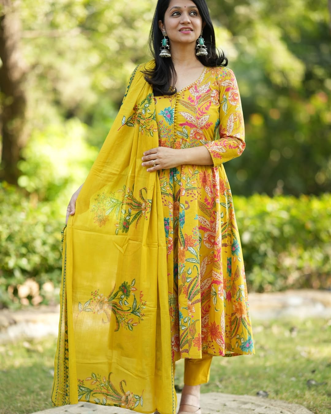 Look straight out of a dreamy movie set as you turn around and walk in this elegant flaired suit ! (WARED84)