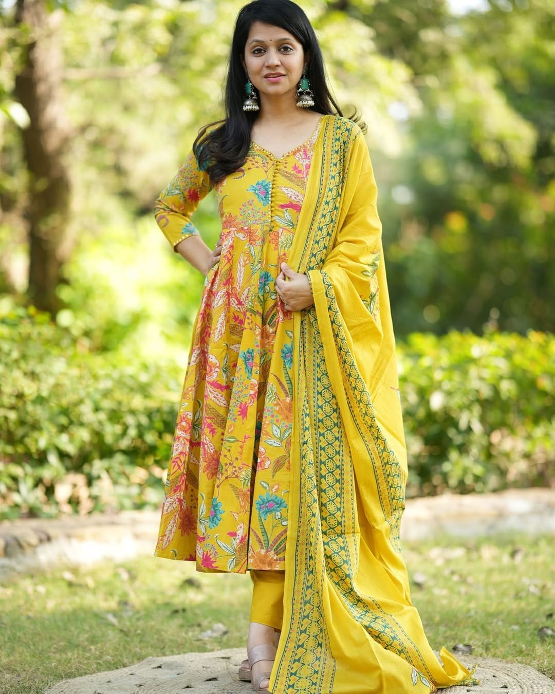 Look straight out of a dreamy movie set as you turn around and walk in this elegant flaired suit ! (WARED84)