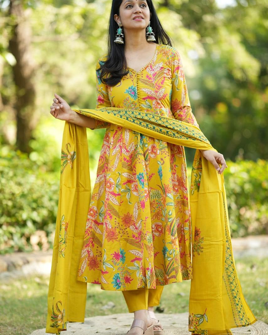 Look straight out of a dreamy movie set as you turn around and walk in this elegant flaired suit ! (WARED84)