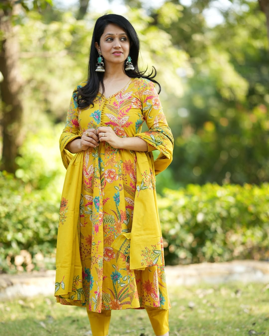 Look straight out of a dreamy movie set as you turn around and walk in this elegant flaired suit ! (WARED84)