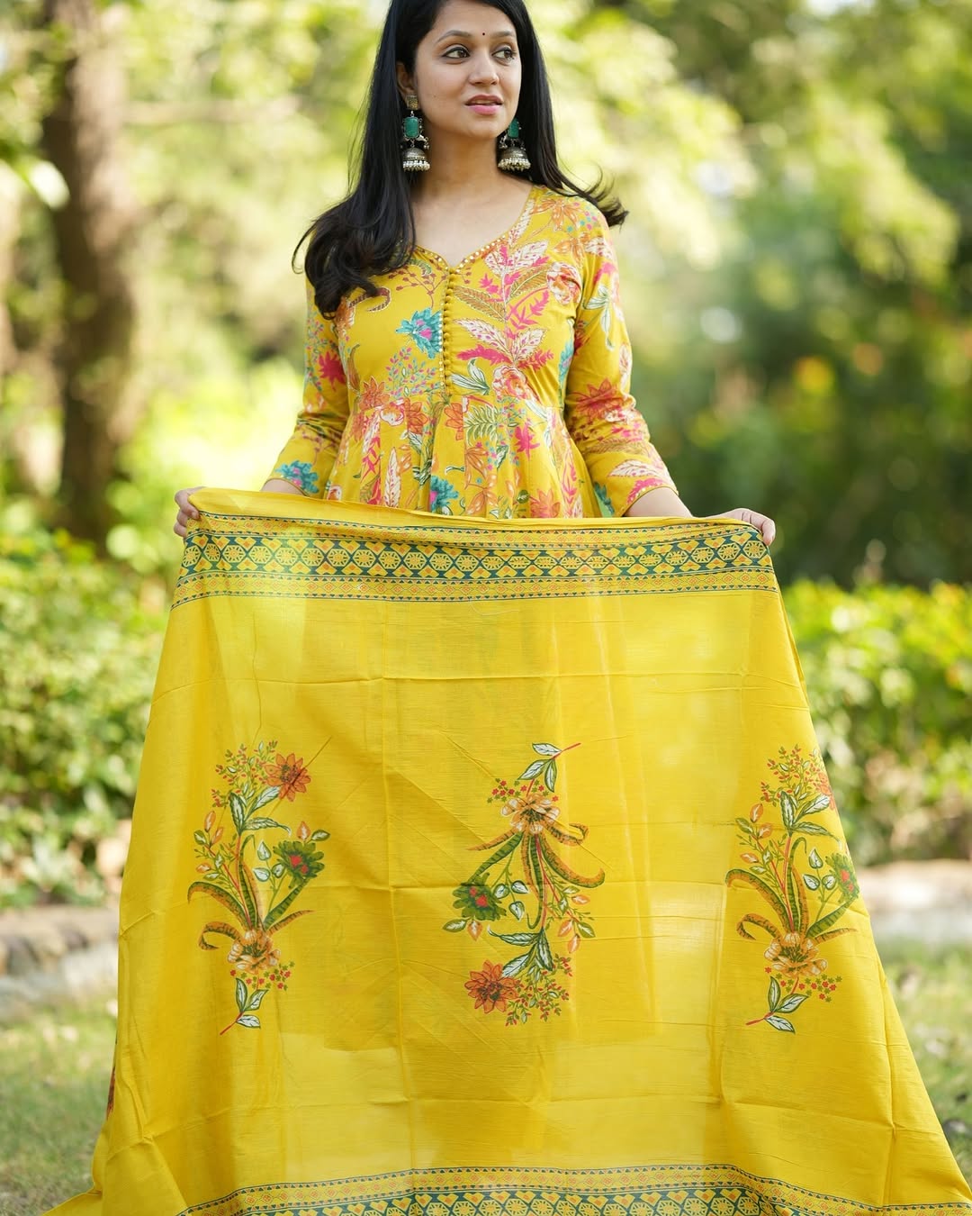 Look straight out of a dreamy movie set as you turn around and walk in this elegant flaired suit ! (WARED84)