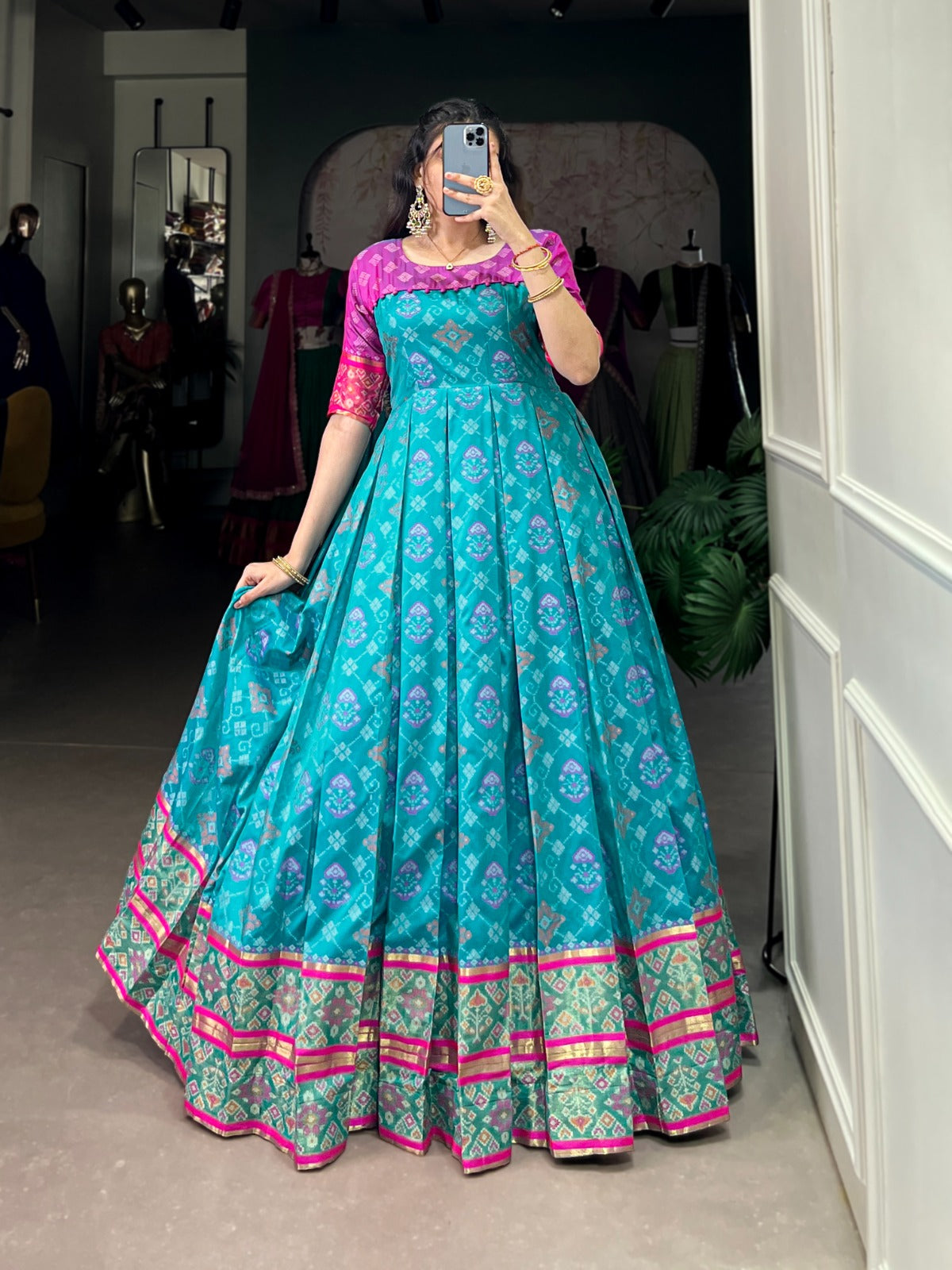 🌷Kanjivaram Gown🌷 Patola prints for the modern muse. 🪸