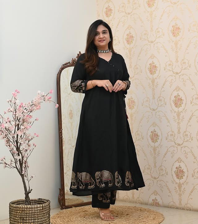 .Upgrade your office wear wardrobe with this classy kurti embroidery work detailing (WACD07)