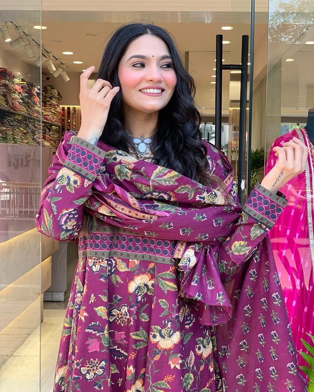 Look straight out of a dreamy movie set as you turn around and walk in this elegant flaired suit ! The perfect of traditional wear(WARED10)