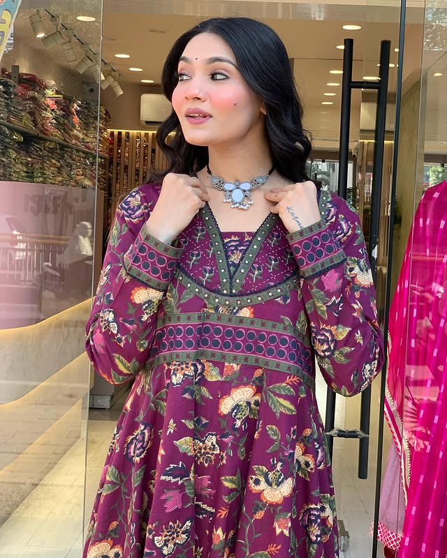 Look straight out of a dreamy movie set as you turn around and walk in this elegant flaired suit ! The perfect of traditional wear(WARED10)