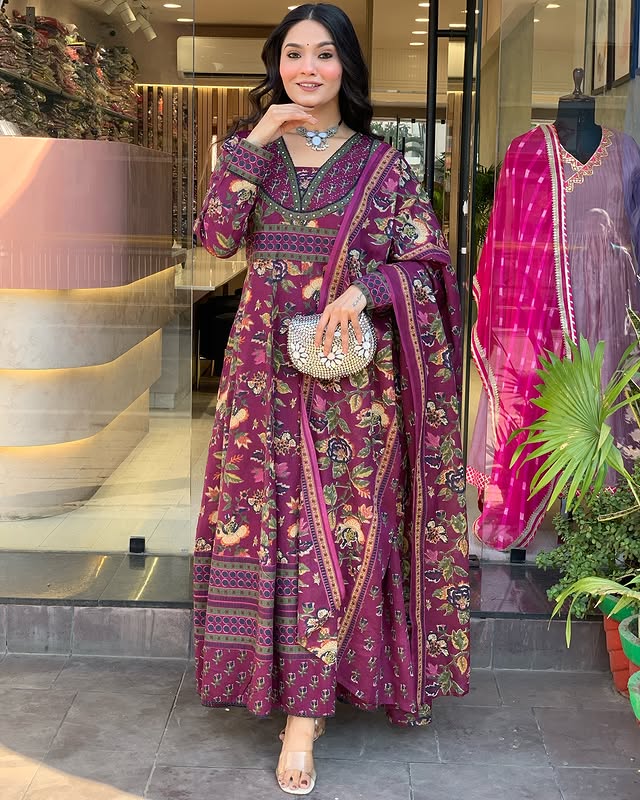 Look straight out of a dreamy movie set as you turn around and walk in this elegant flaired suit ! The perfect of traditional wear(WARED10)