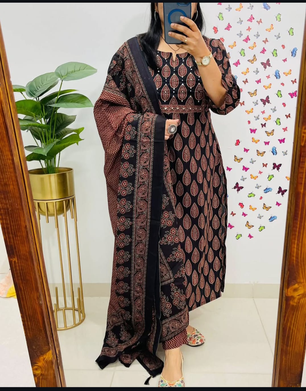 Premium fine cotton with handcrafted work on yoke paired with fine cotton dupatta with pant*....(WARED378)