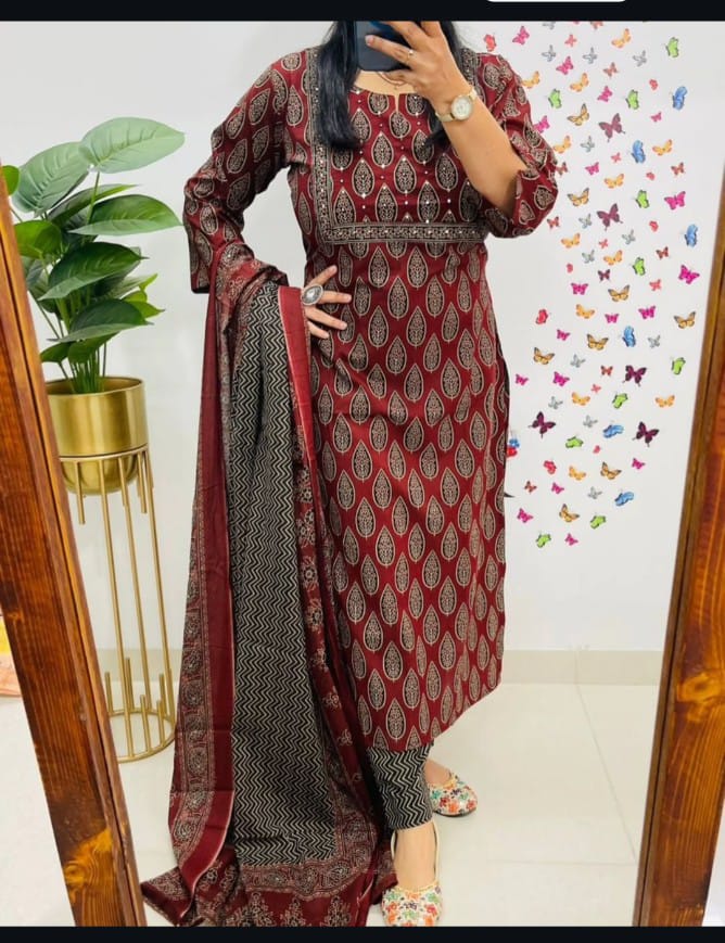Premium fine cotton with handcrafted work on yoke paired with fine cotton dupatta with pant*....(WARED378)
