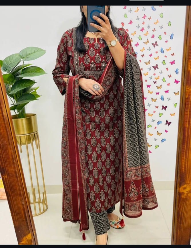 Premium fine cotton with handcrafted work on yoke paired with fine cotton dupatta with pant*....(WARED378)