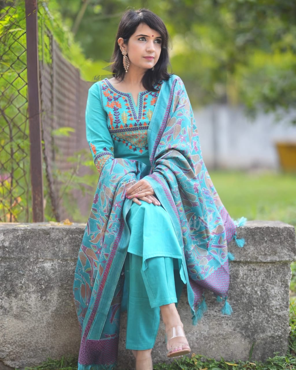 LOOK UR BEST THIS FESTIVE SEASON IN OUR CLASSY AARI EMBROIDERY HANDLOOM SET WITH KHADI SILK KANTHA PRINT DUPATTA(WARED412)