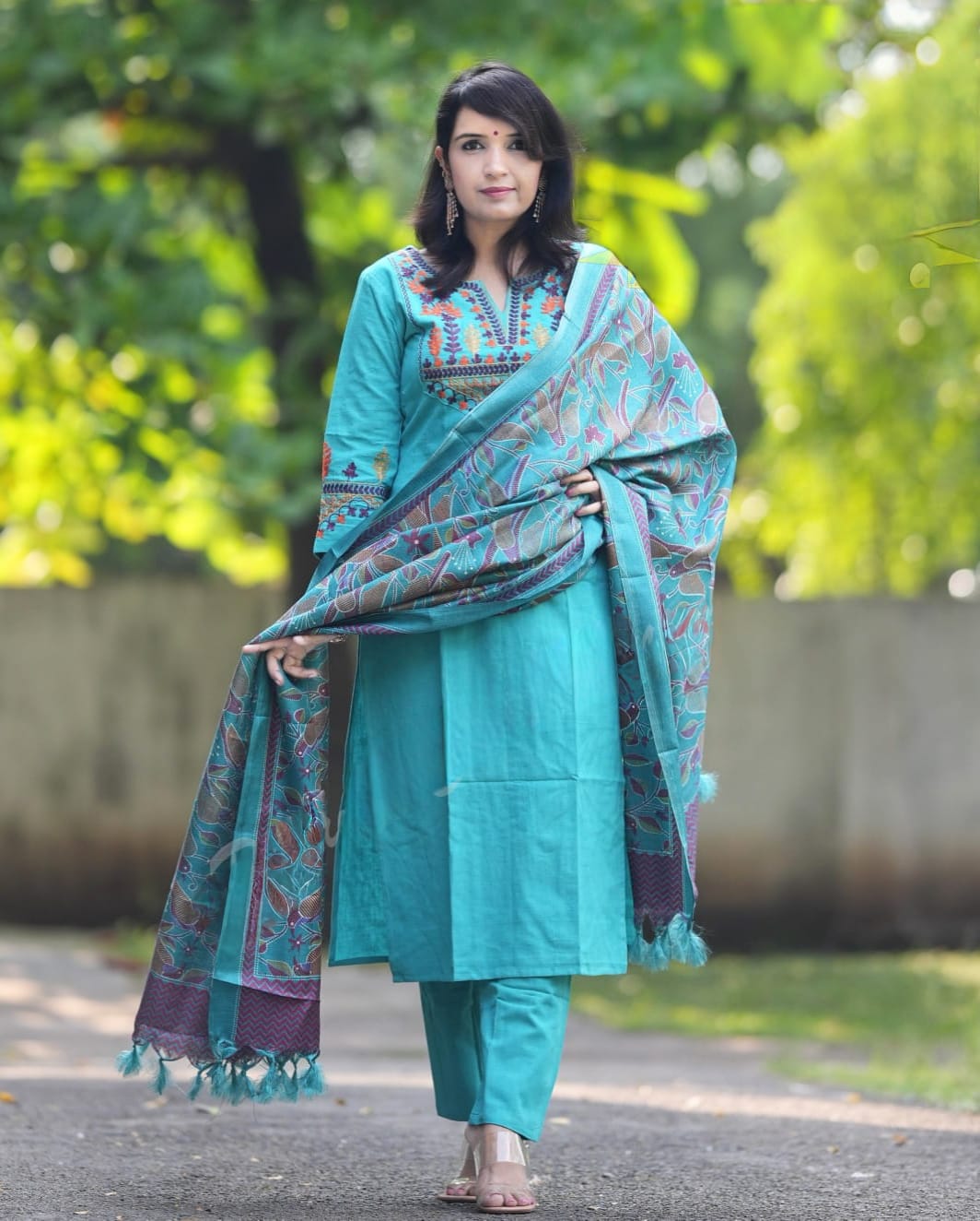 LOOK UR BEST THIS FESTIVE SEASON IN OUR CLASSY AARI EMBROIDERY HANDLOOM SET WITH KHADI SILK KANTHA PRINT DUPATTA(WARED412)