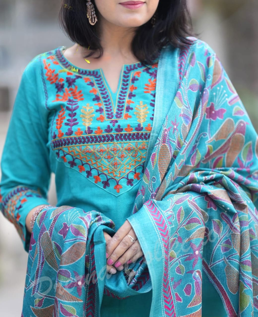 LOOK UR BEST THIS FESTIVE SEASON IN OUR CLASSY AARI EMBROIDERY HANDLOOM SET WITH KHADI SILK KANTHA PRINT DUPATTA(WARED412)