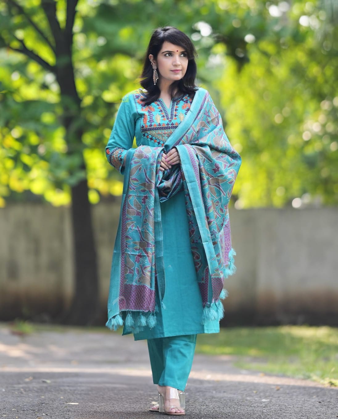 LOOK UR BEST THIS FESTIVE SEASON IN OUR CLASSY AARI EMBROIDERY HANDLOOM SET WITH KHADI SILK KANTHA PRINT DUPATTA(WARED412)