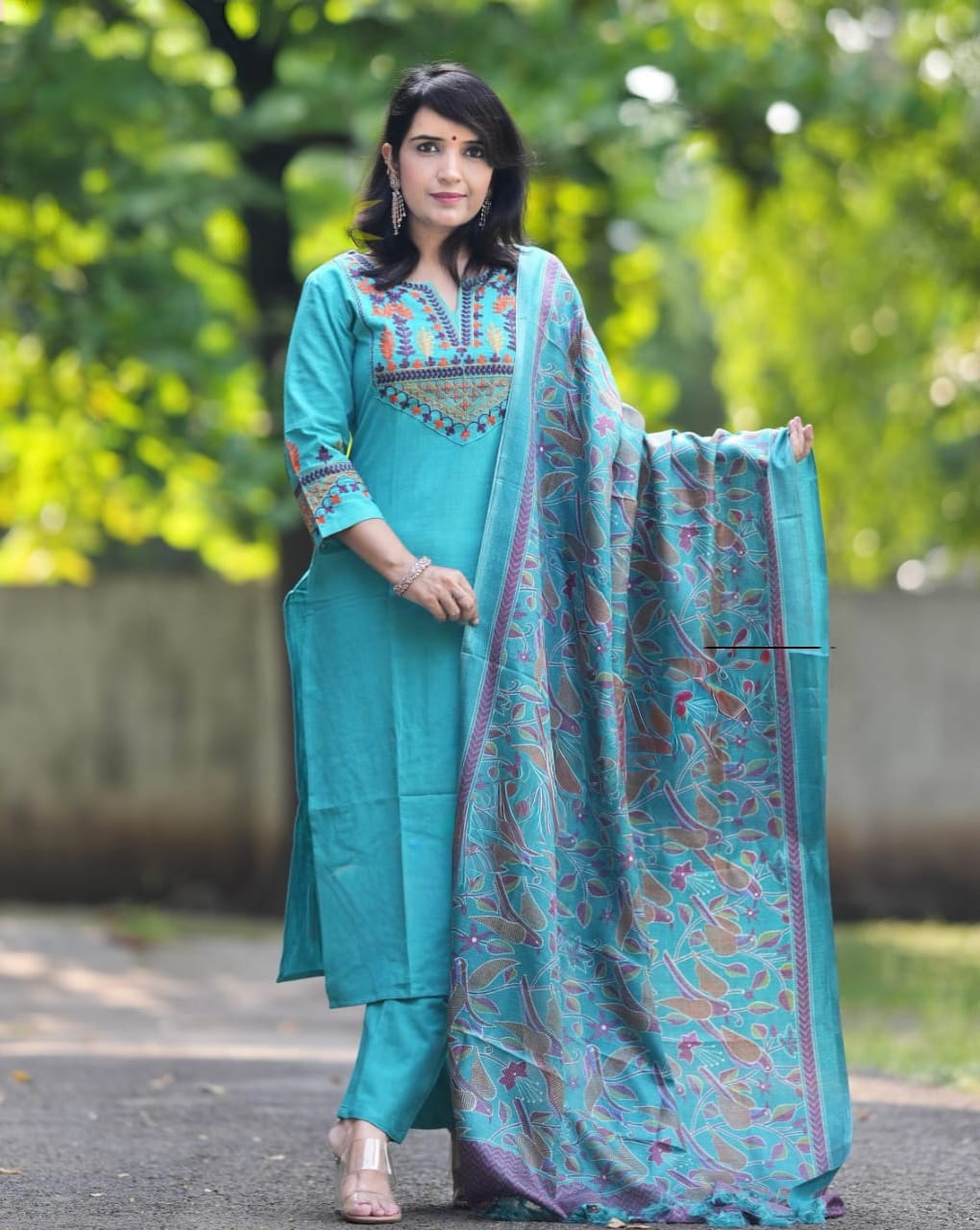 LOOK UR BEST THIS FESTIVE SEASON IN OUR CLASSY AARI EMBROIDERY HANDLOOM SET WITH KHADI SILK KANTHA PRINT DUPATTA(WARED412)