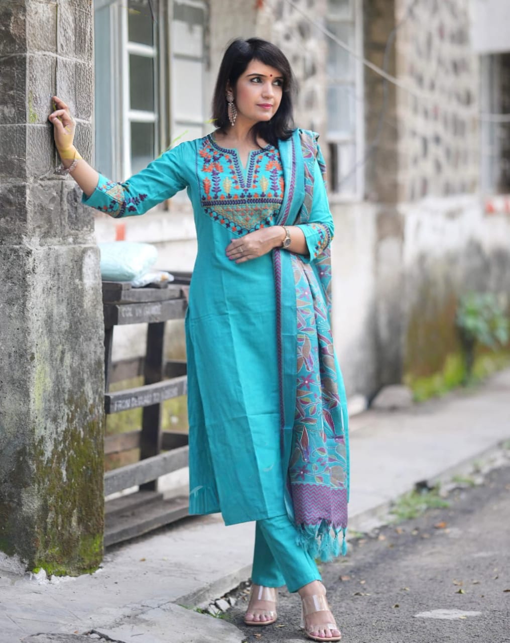 LOOK UR BEST THIS FESTIVE SEASON IN OUR CLASSY AARI EMBROIDERY HANDLOOM SET WITH KHADI SILK KANTHA PRINT DUPATTA(WARED412)