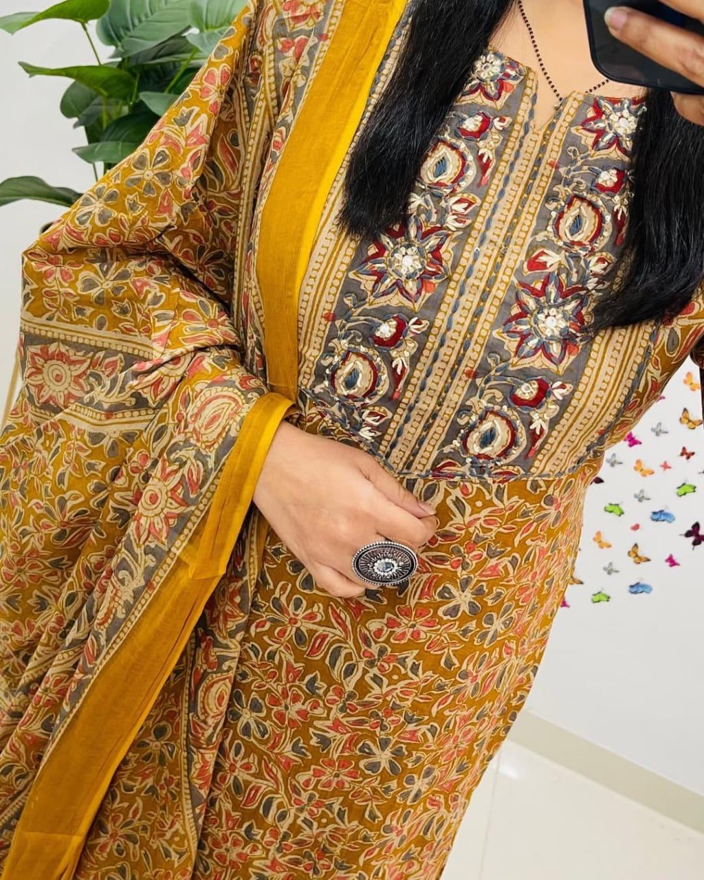 This Kurti,pant dupatta set is perfect for the summer season with its vibrant floral print and confident Plus(WARED416)