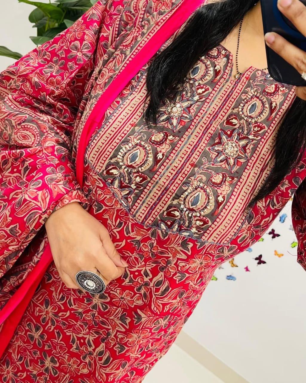 This Kurti,pant dupatta set is perfect for the summer season with its vibrant floral print and confident Plus(WARED417)