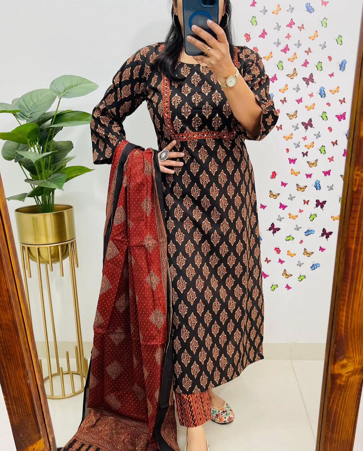 Look straight out of a dreamy movie set as you turn around and walk in this elegant flaired suit (WARED421)