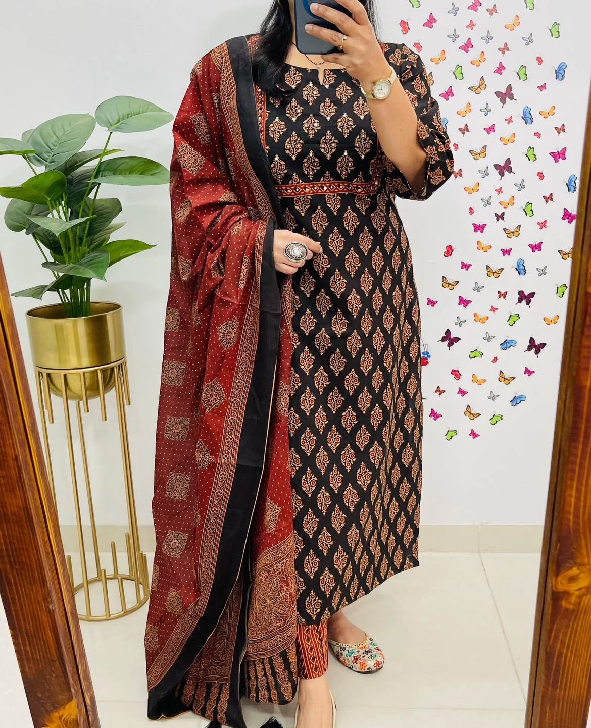 Look straight out of a dreamy movie set as you turn around and walk in this elegant flaired suit (WARED421)