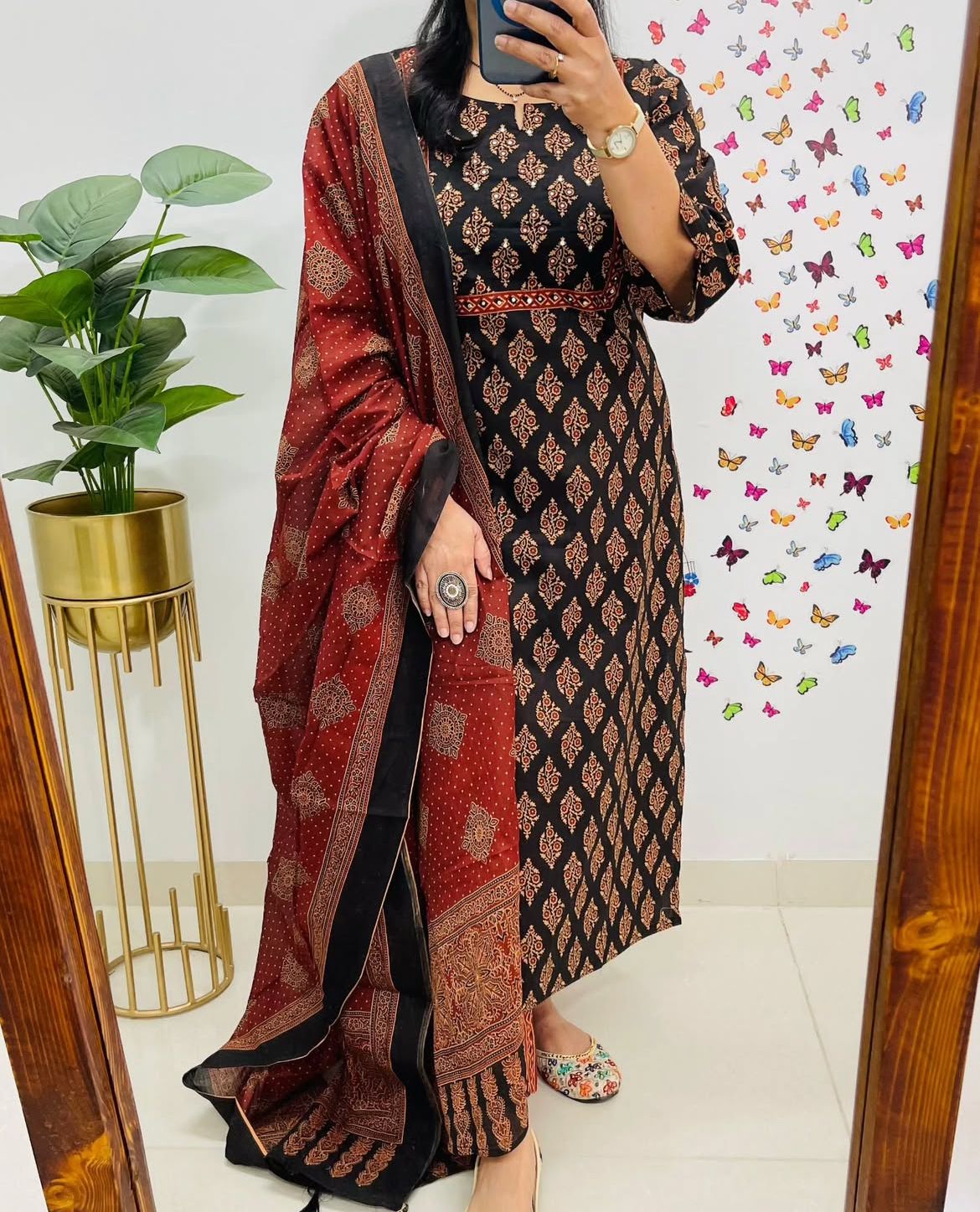 Look straight out of a dreamy movie set as you turn around and walk in this elegant flaired suit (WARED421)