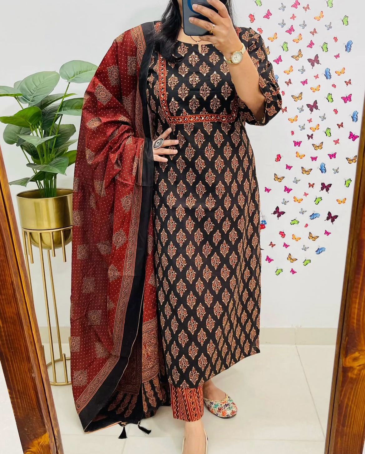 Look straight out of a dreamy movie set as you turn around and walk in this elegant flaired suit (WARED421)