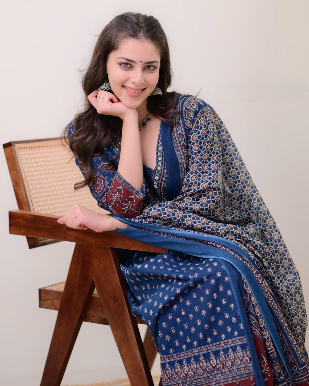 Featuring beautiful Heavy Suit Set which is beautifully decorated with handwork weaving and prints. (WARED431)
